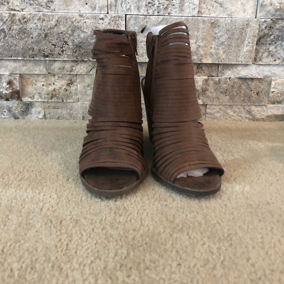 Size 5.5 Fergalicious heels - Picture 4 of 7